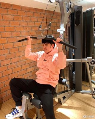 陳赫35歲自稱“小伙”引熱議 粉紅衛(wèi)衣健身擼狗展活力